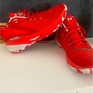 Red lightly worn, Under armor basketball shoes